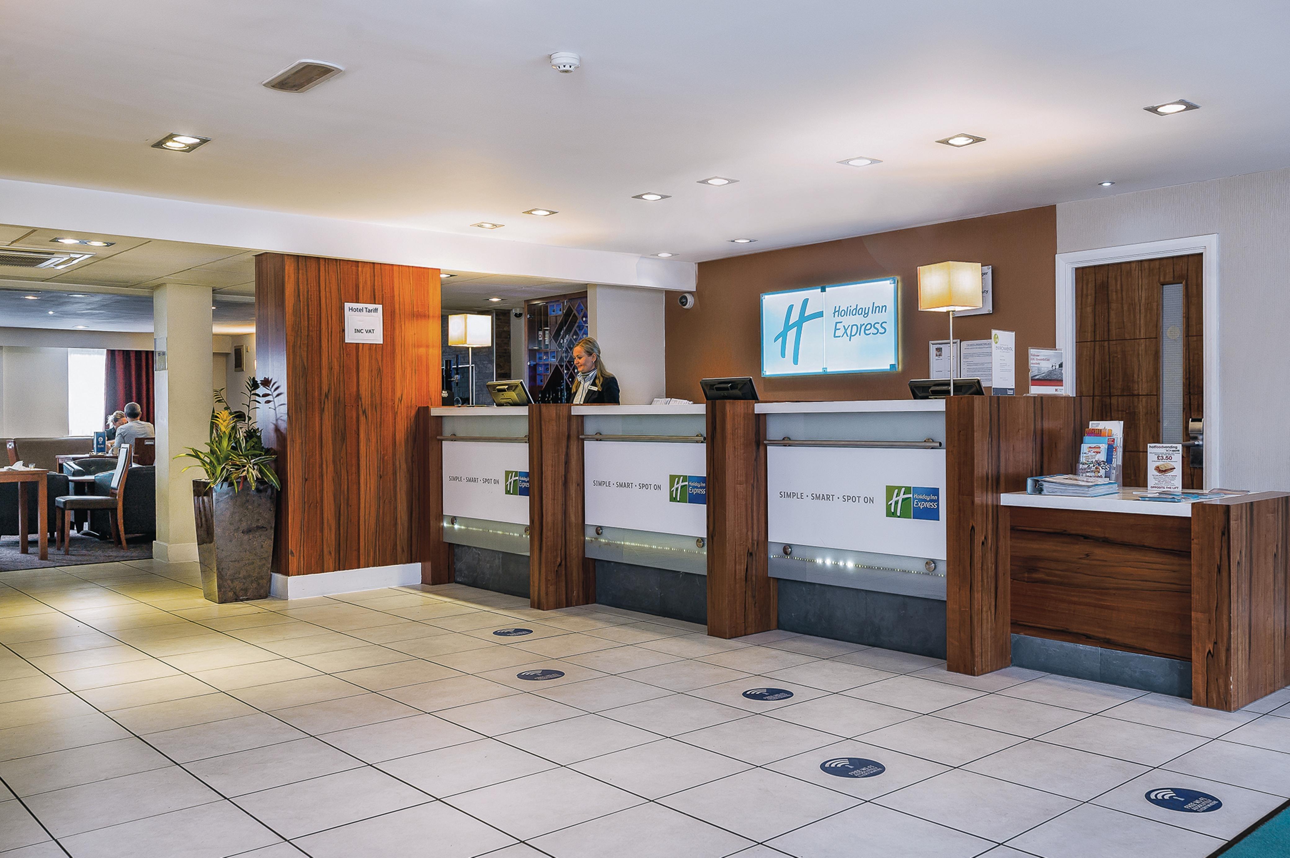 Holiday Inn Express Leeds-East By Ihg Leeds  Exterior photo