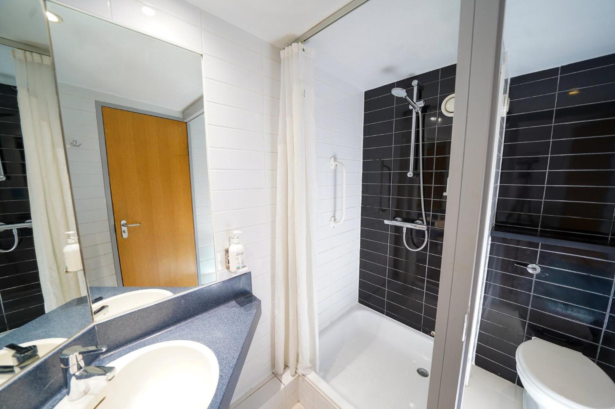 Holiday Inn Express Leeds-East By Ihg Leeds  Exterior photo