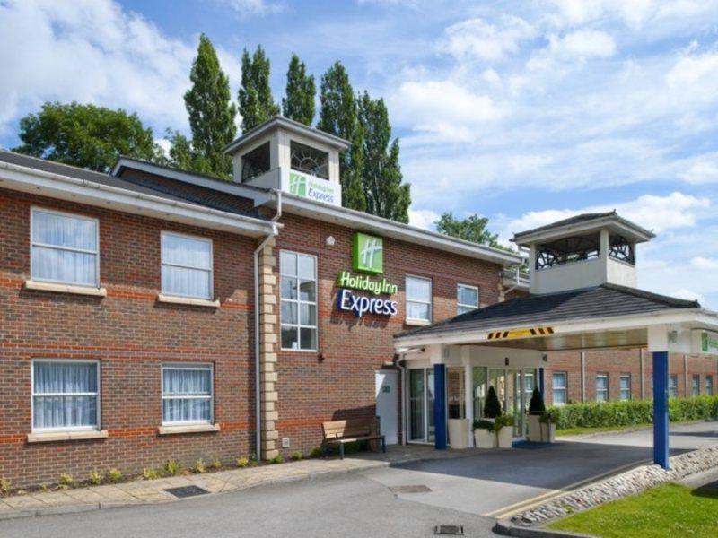 Holiday Inn Express Leeds-East By Ihg Leeds  Exterior photo